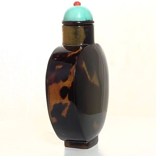 玳瑁煙壺Tortoise shell (常心草堂網站提供)